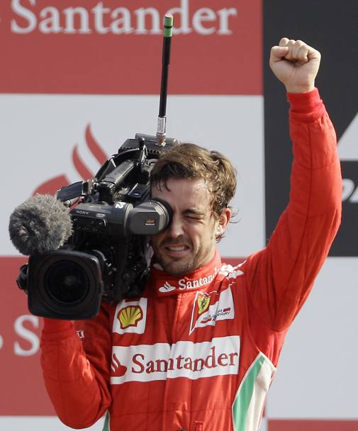Monza 2012, Alonso, 3°, prende una telecamera e riprende il pubblico di Monza dal podio. Ap